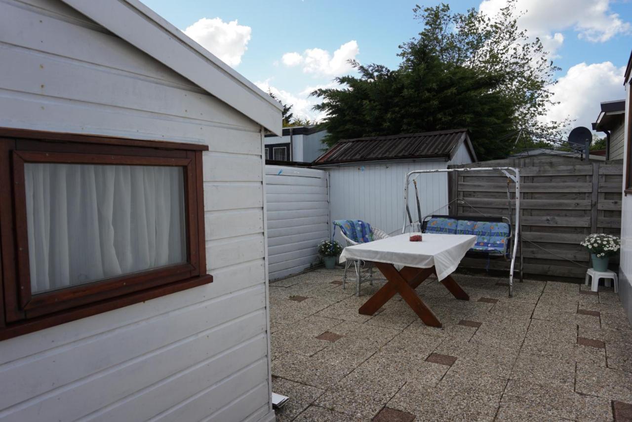 Chalet at a holiday park in Opmeer near Amsterdam Buitenkant foto