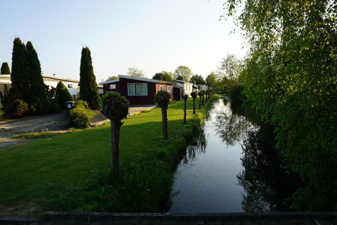 Chalet at a holiday park in Opmeer near Amsterdam Buitenkant foto